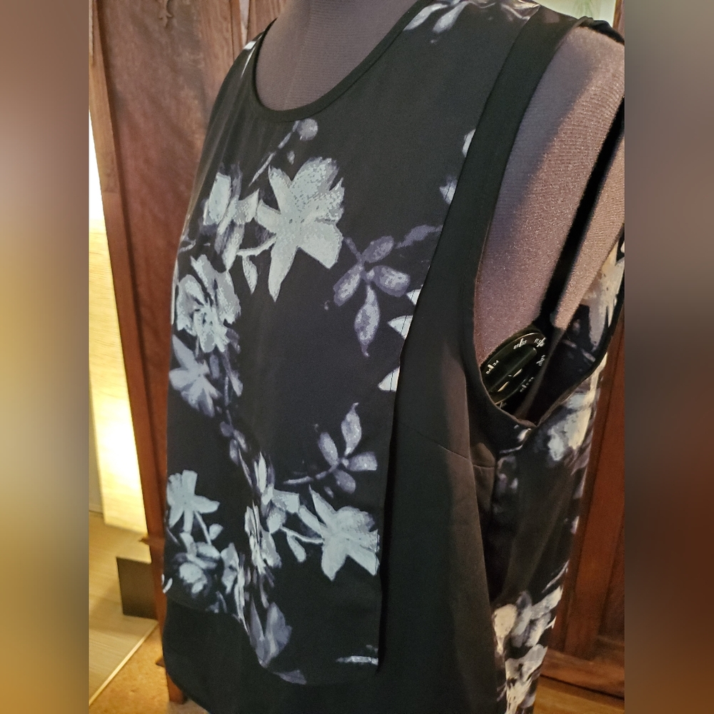 BCBG Maxazria Black White Floral Sleeveles Summer Top - Picture 3 of 8